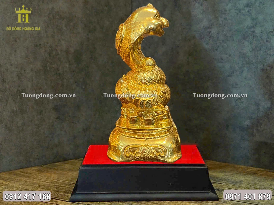 Hình ảnh nhìn nghiêng vô cùng đẹp của bức tượng rắn